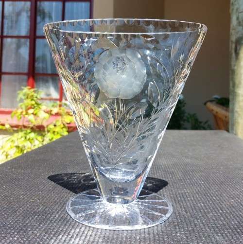 Vases EXQUISITE VINTAGE FAN SHAPED CUT CHRYSTAL VASE WITH FLORAL DESIGN was sold for R181.00